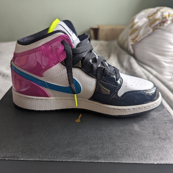 Air Jordan 1 Mid SE Cyber-Active Fuchsia - Picture 5 of 11